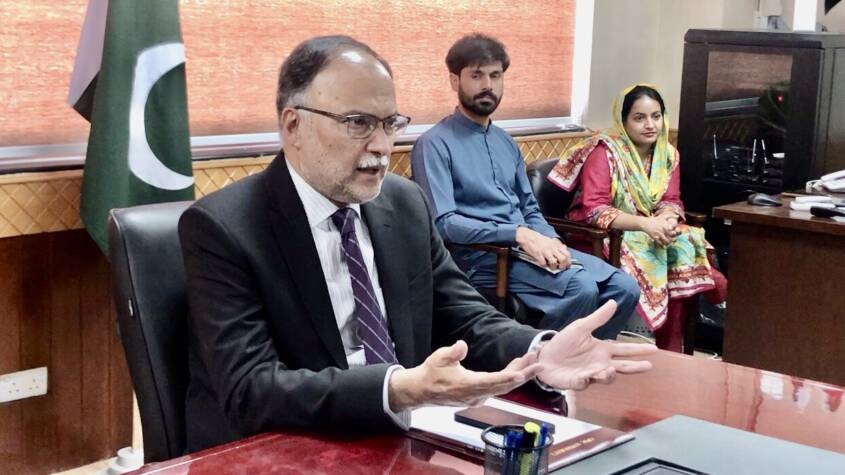  Ahsan Iqbal to visit Gwadar next month to review CPEC projects
