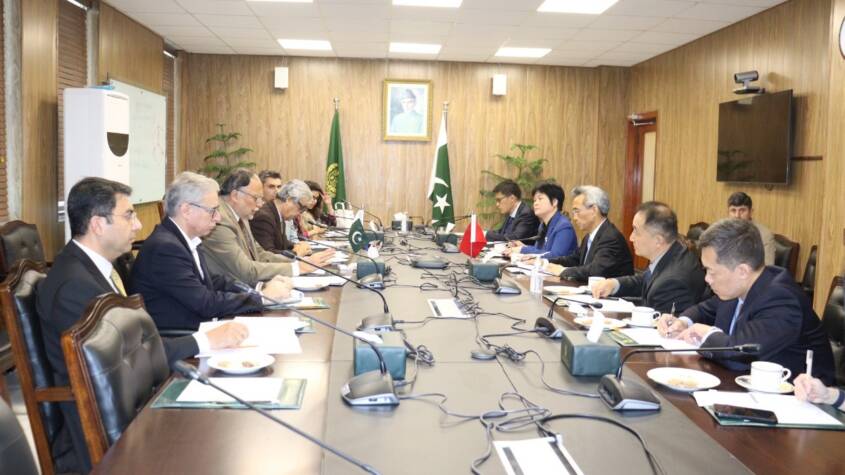  Planning Minister assures Chinese companies of govt’s full support to expedite CPEC projects