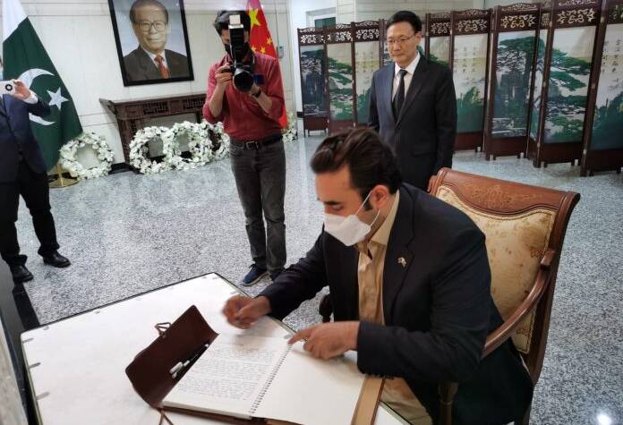  FM Bilawal visits Chinese consulate to offer condolence over ex-president’s death