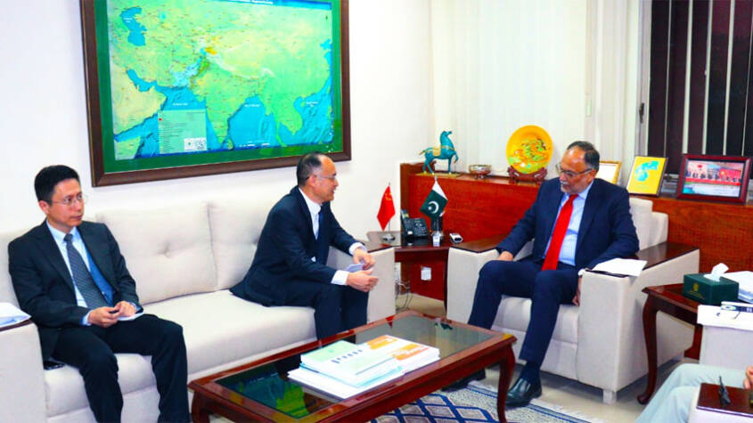 Chinese Envoy meets Minister Ahsan Iqbal, discusses CPEC-related Projects