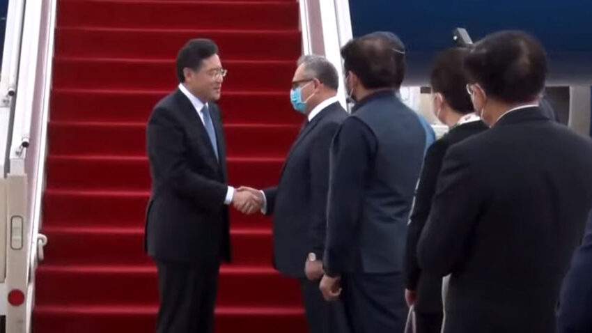  Chinese FM arrives in Islamabad to participate in trilateral dialogue