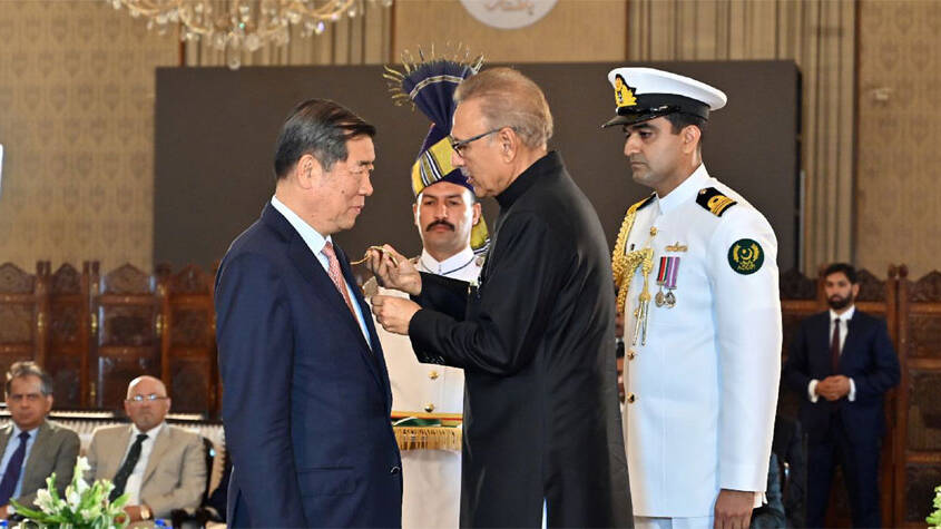  President Alvi confers Hilal-i-Pakistan on Chinese Vice Premier He Lifeng