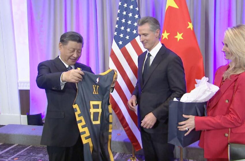  California Governor Gavin Newsom Gifts President Xi Jinping Golden State Warriors Jersey in San Francisco Welcome Dinner