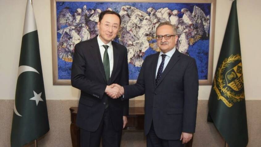  Chinese vice FM meets foreign secretary