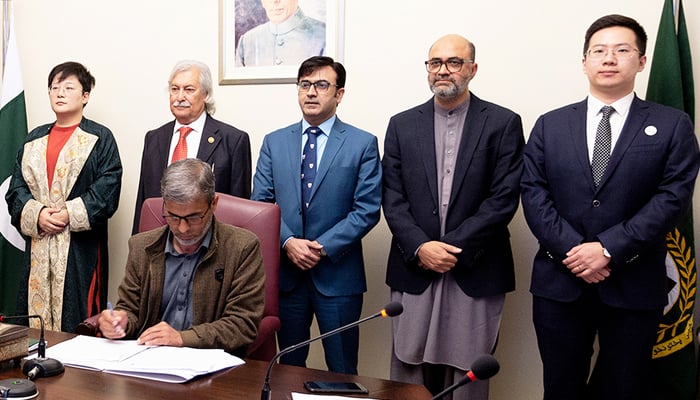  KP inks MoU with CPEC Center to train 200,000 students in digital skills