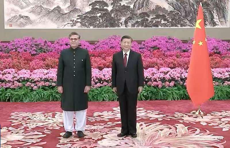  Ambassador Khalil Hashmi presents his credentials to President Xi Jinping