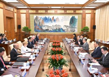 FM Wang Yi Meets U.S. Business Executives