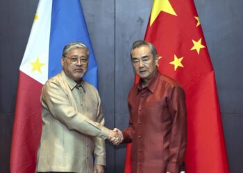 Wang Yi discusses bilateral challenges with Manalo