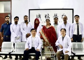 Chinese doctor practices acupuncture in Pakistan for 30 years