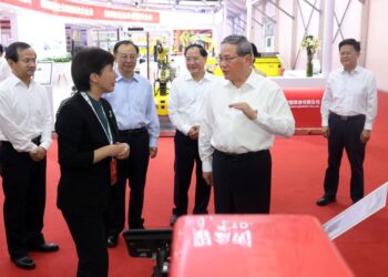 Chinese premier calls for boosting robot industry
