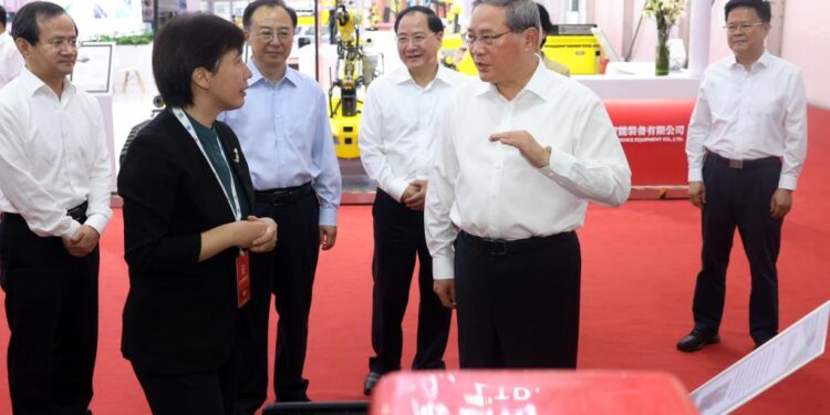 Chinese premier calls for boosting robot industry