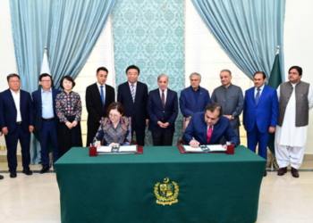 Chinese firm to establish textile parks in Pakistan