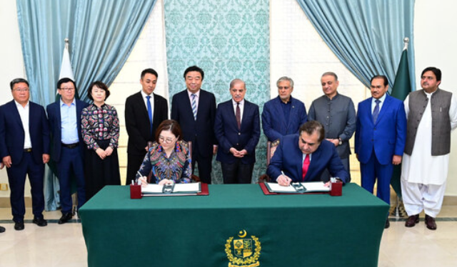 Chinese firm to establish textile parks in Pakistan