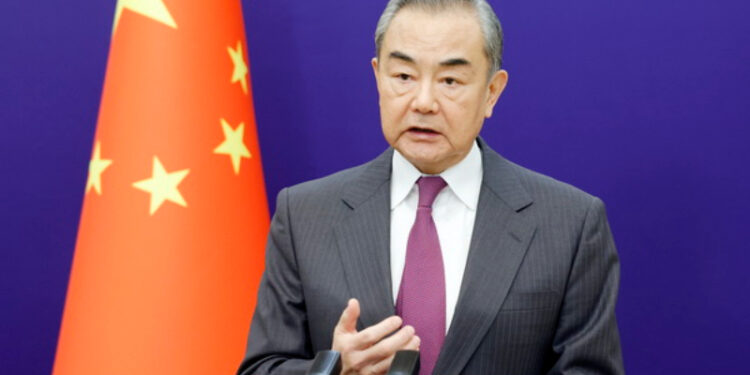 Wang Yi holds phone calls with FMs of Israel and Iran