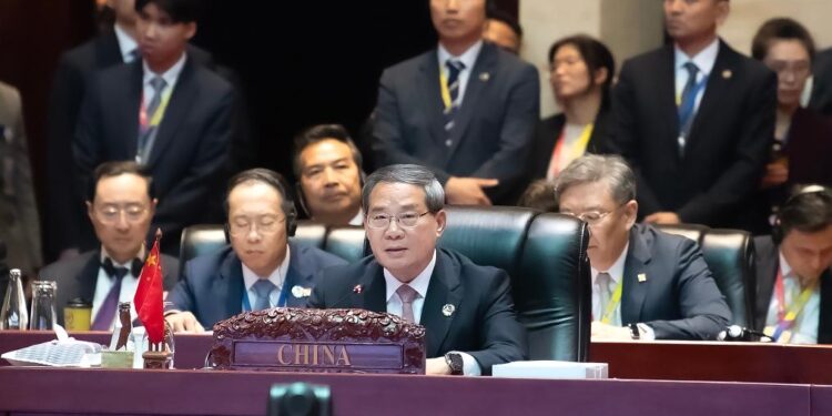 Chinese premier calls for building an Asia of peace, openness