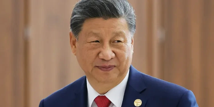 Xi leaves for APEC meeting, state visit to Peru