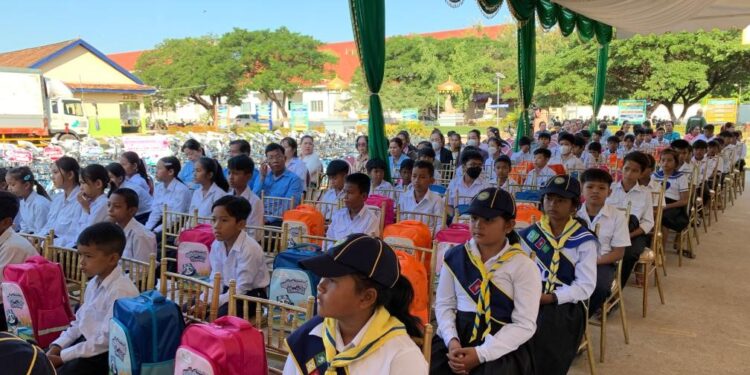 Chinese charities donates bicycles to Cambodian students