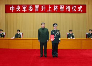 Xi presents order to promote military officer to rank of general