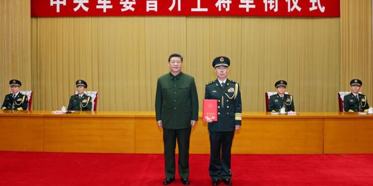 Xi presents order to promote military officer to rank of general