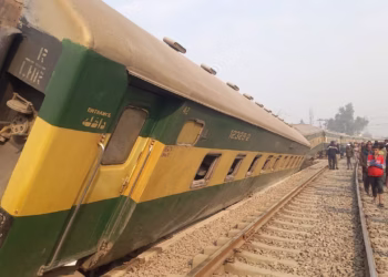Karachi bound Shalimar Express derailed near Shahdara