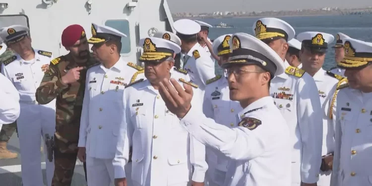 Pakistan’s naval chief visits Chinese naval ship