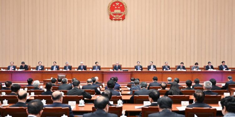 Presidium of China’s annual legislative session holds third meeting