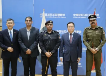Consul General Zhao Shiren attended the Consulate General’s event to commend the local police officers