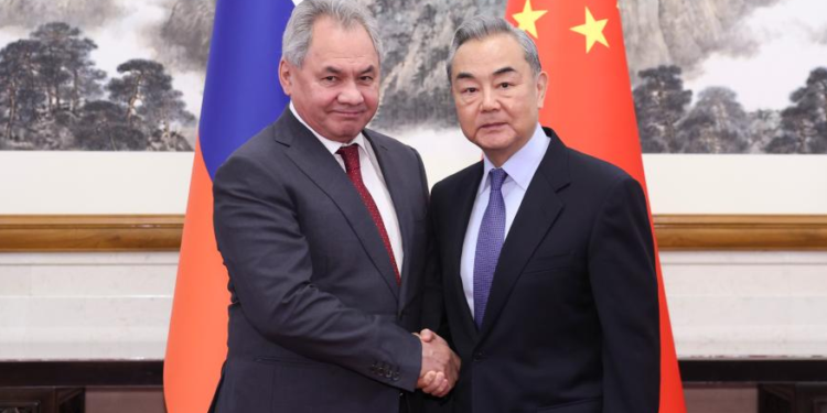 Chinese FM holds strategic dialogue with Russia’s Shoigu in Beijing
