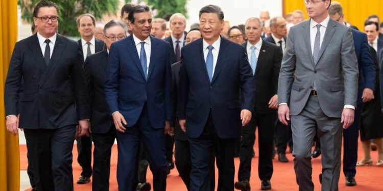 President Xi Jinping Meets with Representatives of International Business Community