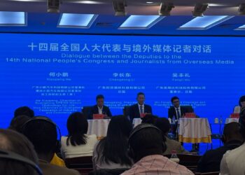 Deputies of 14th NPC conduct dialogue with overseas media journalists
