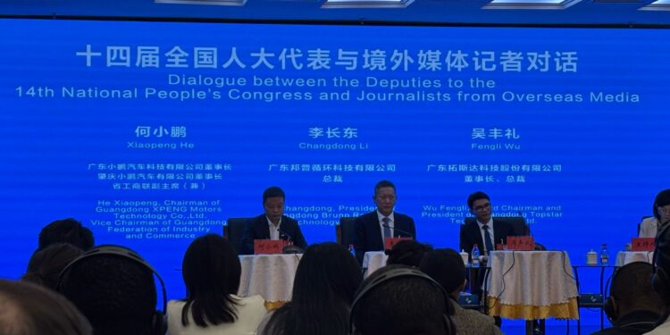 Deputies of 14th NPC conduct dialogue with overseas media journalists