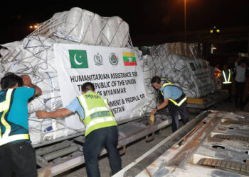 Pakistan delivers first batch of quake aid to Myanmar
