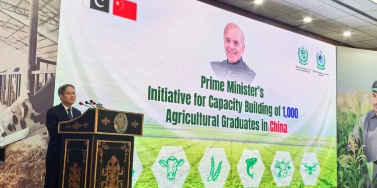 Ambassador Jiang Zaidong and Prime Minister Shahbaz attended the farewell ceremony for Pakistani agricultural talents going to China for training
