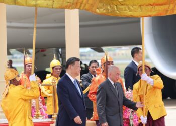 Xi attends welcome ceremony held by Cambodian King