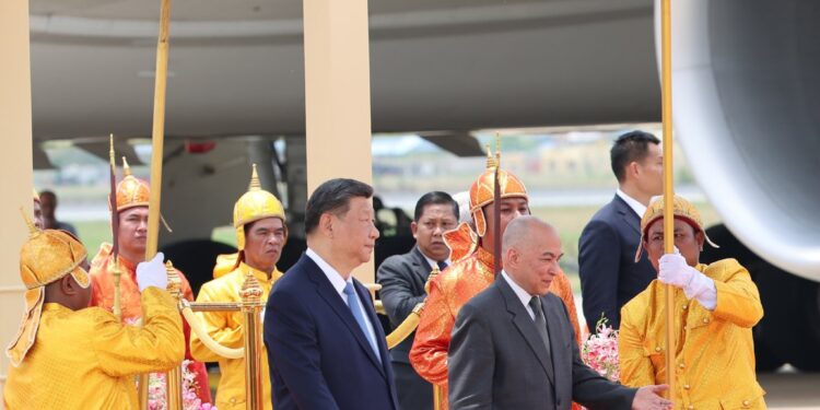 Xi attends welcome ceremony held by Cambodian King
