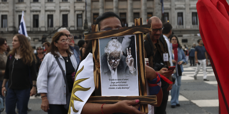 Xi extends condolences over death of former Uruguayan President