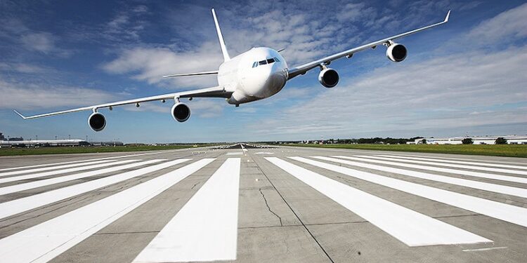 Pakistan temporarily closes Lahore, Karachi airspace