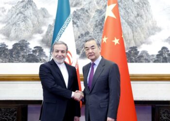 Chinese FM holds phone talks with Iranian counterpart