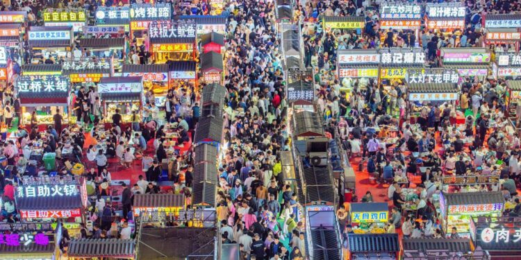 Zhengding night market reignites with food, festivity