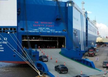China’s duel-fuel car carrier completes maiden voyage