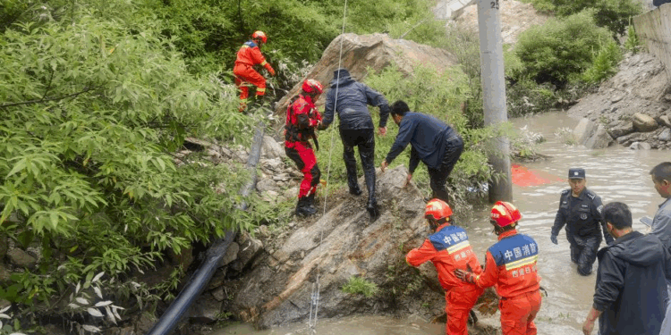 Over 300 evacuated after Xizang flash floods