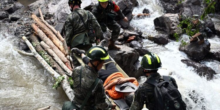 PLA and PAPF Rush to Support Flood Relief