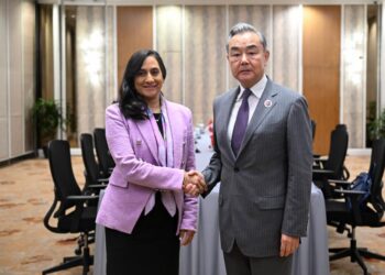 Chinese FM meets Canadian counterpart in Kuala Lumpur