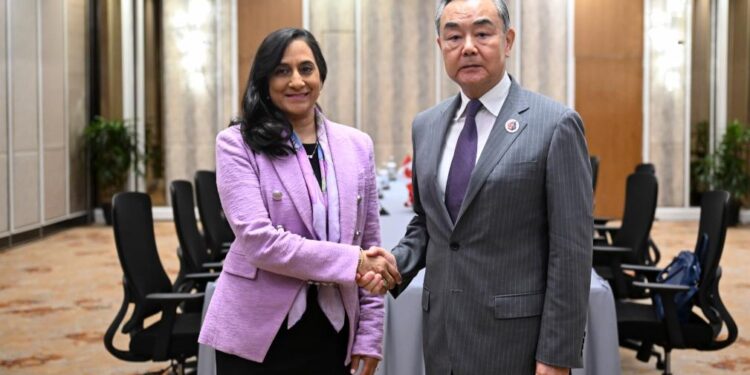 Chinese FM meets Canadian counterpart in Kuala Lumpur
