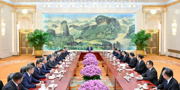 Xi meets heads of foreign delegations attending SCO CFM meeting