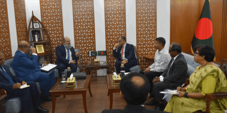 Pakistan Commerce Minister Explores Trade Ties in Dhaka