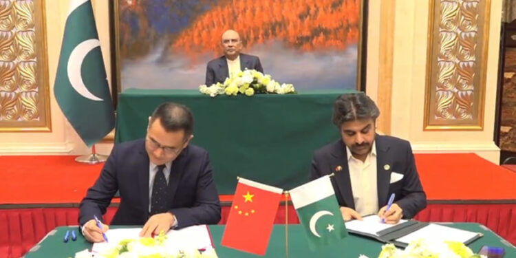 Pakistan, China Sign MoUs on Livestock, Textile, Emergency