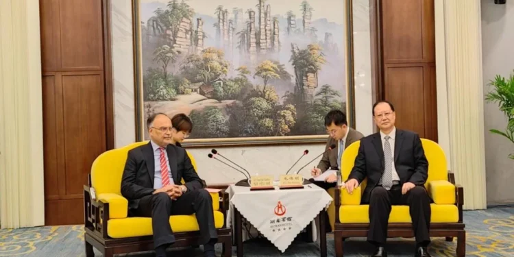 Ahsan Iqbal Meets Hunan Governor on CPEC