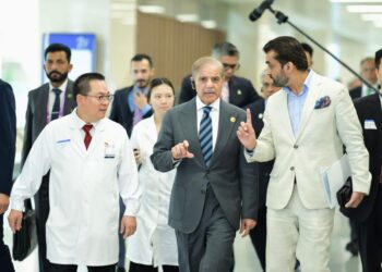 PM Seeks China-Model Healthcare System in Pakistan
