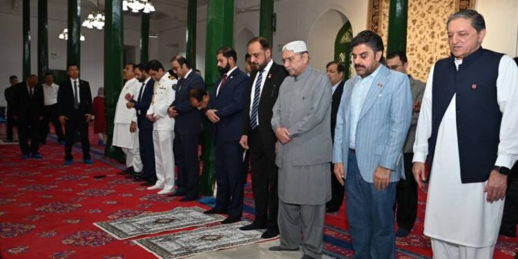 President Zardari Visits Historic Etigar Mosque Kashgar